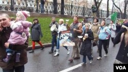俄環保人士在10月27日的莫斯科要求釋放政治犯的反政府遊行中。他們反對開發北極油氣資源，主張捍衛北極不受污染(美國之音白樺拍攝)