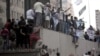 معترضین مصری از دیوار سفات امریکا بالا می روند