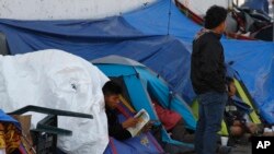 Desde enero, los funcionarios de Aduanas y Protección Fronteriza de EE. UU. dejaron a más de 55,000 personas en México que cruzaron la frontera sin autorización.