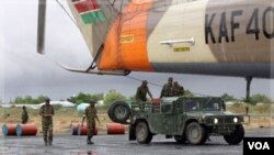 Militer Kenya menyiapkan pasokan bahan bakar di lapangan udara Garrisa di dekat perbatasan Kenya-Somalia (18/10).