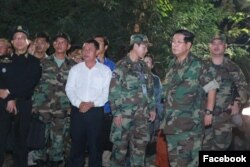 ក្នុង​រូបថត​ផ្សាយ​ដោយ​រដ្ឋបាល​ខេត្ត​កែប លោក​នាយករដ្ឋមន្ត្រី​ ហុ៊ន សែន បាន​ធ្វើ​ដំណើរទៅ​ពិនិត្យ​កន្លែង​កើត​ហេតុ​នៃ​ការ​រលំ​អគារ​៦​ជាន់​នៅ​ខេត្ត​ជាប់មាត់​សមុទ្រ​មួយ​នេះ កាល​ពី​ថ្អៃ​សុក្រ​ទី​៣ ខែ​មករា ឆ្នាំ​២០២០។ (Facebook/រដ្ឋបាល​ខេត្ត​កែប)