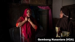 Rasminah, korban kawin anak asal Indramayu, Jawa Barat, yang menggugat revisi UU Perkawinan ke Mahkamah Konstitusi. (Foto: VOA/Gembong Nusantara)