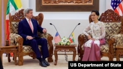 Le secrétaire d'État John Kerry assis auprès de la Birmane Aung San Suu Kyi avant une réunion à Naypyitaw, Birmanie, le 22 mai 2016. 