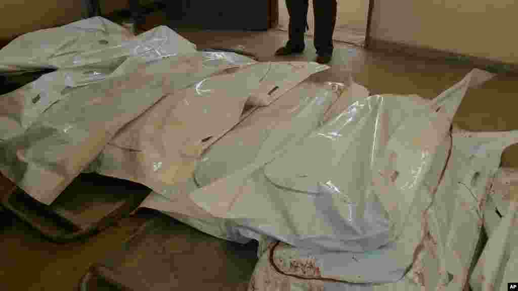 Des cadavres, placés dans des linceuls en plastique, sont étalés sur le sol, après l&#39;attaque de &nbsp;Mandera, Kenya, 7 juillet 2015.
