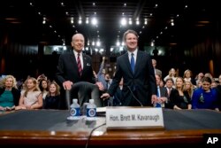Senato Adalet Komisyonu'nun Cumhuriyetçi Partili başkanı Senatör Chuck Grassley (solda), komisyona ifade vermeye gelen federal mahkeme yargıcı Brett Kavanaugh'la birlikte