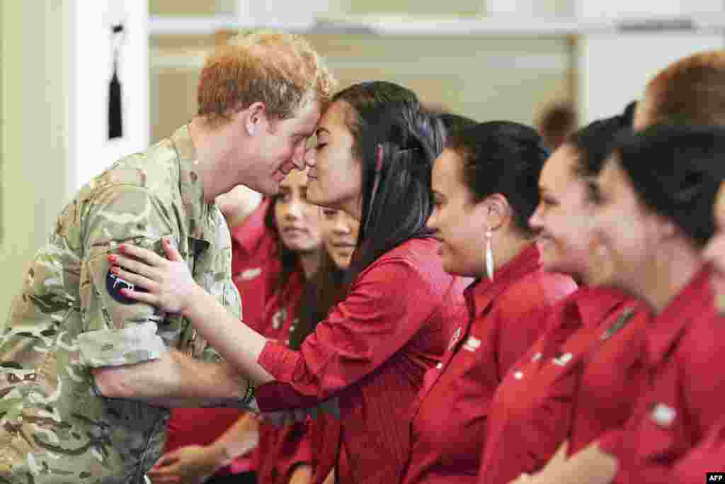 Pangeran Harry menerima &quot;hongi&quot;, penyambutan tradisional Maori, dari seorang anggota kelompok Kairanga Kapa Haka dalam kunjungannya ke Kamp Militer Linton di Linton, dekat Palmerston North, New Zealand.