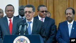 Ministro dos estrangeiros etíope, Tedros Adhanom, Hailemariam Desalegn (C) e presidente somali Hassan Sheikh Mohamud (D) 