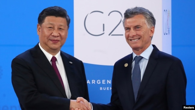阿根廷总统马克里在布宜诺斯艾利斯欢迎中国国家主席习近平。(2018年11月30日)
