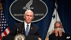 Le Dr Anthony Fauci, à droite écoute le vice-président Mike Pence lors d'une conférence de presse sur le coronavirus au ministère de la Santé à Washington le 26 juin 2019.