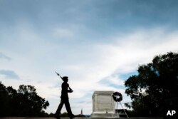 La Tumba del Soldado Desconocido en el Cementerio Nacional de Arlington, Virginia, es visitada por millones de persoans cada año.