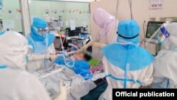 ကိုဗစ္-၁၉ ေရာဂါအထူးၾကပ္မတ္ကုသေဆာင္ (ICU) မွာ ေရာဂါျပင္းထန္စြာခံစားရေနသူမ်ားကို ကုသေစာင့္ေရွာက္ေပးေနတဲ့ က်န္းမာေရးဝန္ထမ္းမ်ား။ (မွတ္တမ္းဓာတ္ပံု -Ministry of Health and Sports, Myanmar)