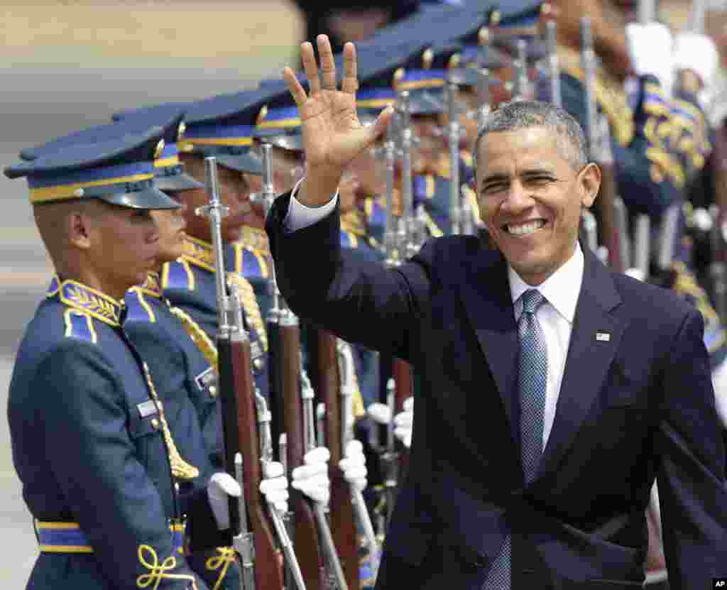 U.S. President Barack Obama waves to the media upon arrival at the Ninoy Aquino International Airport in Manila, Philippines, April 28, 2014.