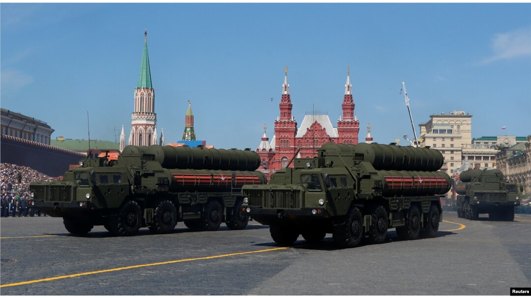 Prajurit Rusia memamerkan sistem pertahanan udara rudal S-400 dalam parade Hari Kemenangan di Moskow, Rusia, 9 Mei 2018. (Foto: dok).