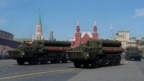 Tư liệu - Hệ thống phòng không phi đạn S-400 được phô bày trong cuộc duyệt binh Ngày Chiến thắng của Nga trên Quảng trưởng Đỏ, Moscow, ngày 9 tháng 5, 2018.