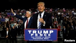 Ứng viên tổng thống Donald Trump và người liên danh tranh cử Mike Pence tại một cuộc vận động tranh cử ở Cleveland ngày 22 tháng Mười năm 2016. 