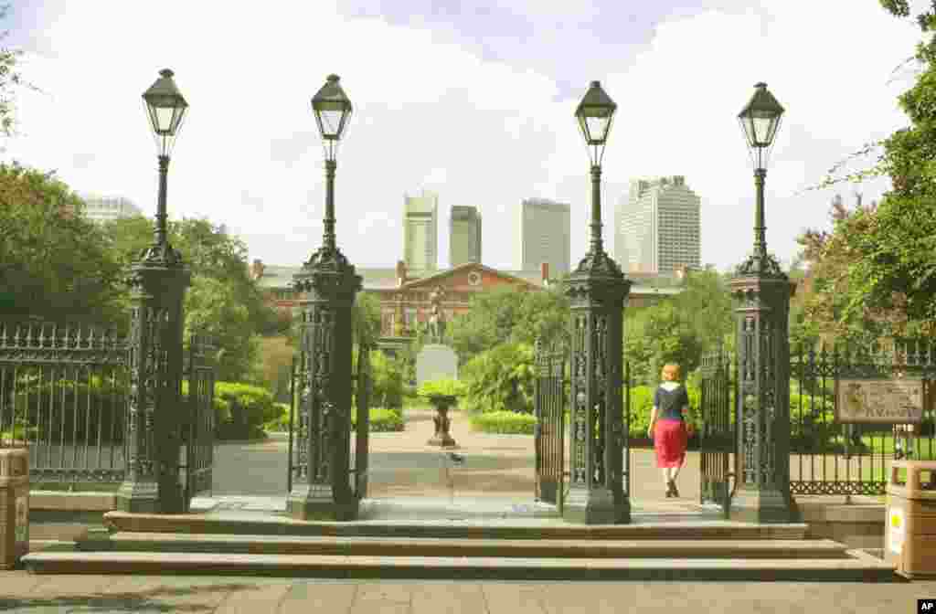 El histórico Jackson Square con el perfil del centro económico de la ciudad al fondo. 