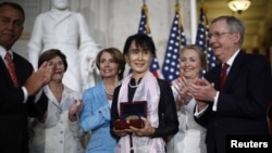 Аун Сан Су Чжи награждают Золотой медалью Конгресса