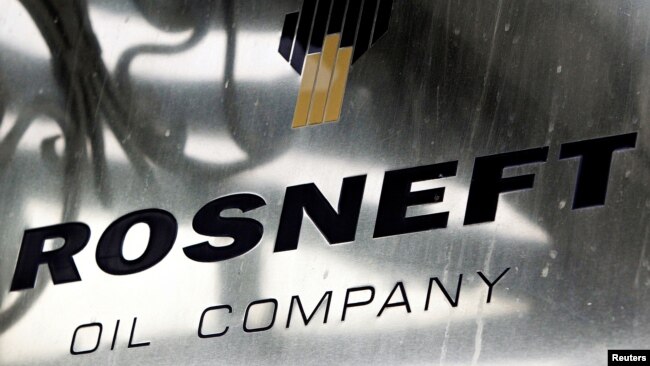 Logo của tập đoàn dầu khí quốc gia Nga Rosneft tại văn phòng ở Moscow, Nga. 