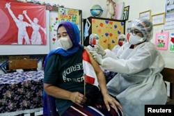 Vaksinasi COVID-19 di Jakarta, 17 Agustus 2021. REUTERS/Ajeng Dinar Ulfiana