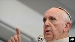 Pour ce qui est de l’ordination des femmes, l’Eglise a déjà parlé et c’est Non !, a dit le Pape François