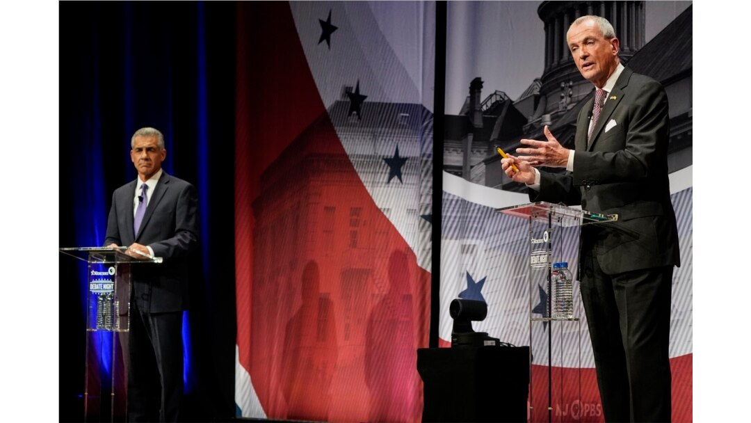 Gubernur petahana New Jersey, Phil Murphy (Demokrat), kanan, berpidato, sementara penantangnya, Jack Ciattarelli (Republik) mendengarkan saat berlangsungnya debat calon gubernur di Aula Konser Pfleeger Universitas Rowan di Glassboro, New Jersey, 12 Oktober 2021. (AP Photo/Frank Franklin II,
