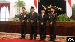 Kapolri Komjen Sutarman, Presiden SBY, Wapres Budiono dan Mantan Kapolri Jendral Timur Pradopo, berfoto bersama di Istana Negara, Jakarta, 25 Okt 2013 (VOA/Andylala)