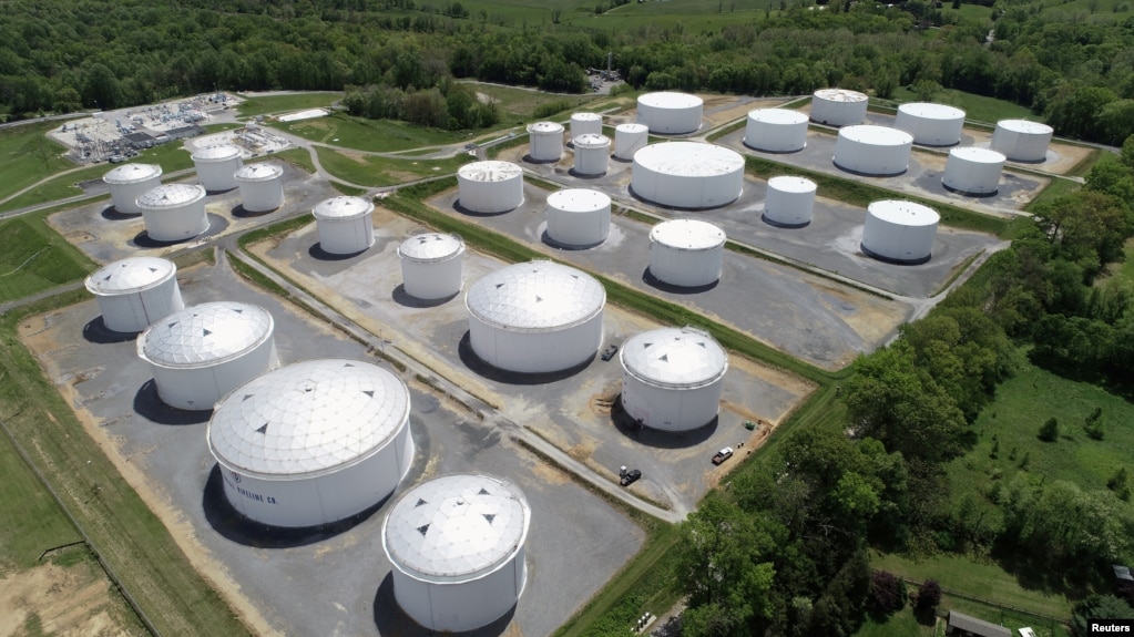 资料照：鸟瞰美国马里兰州殖民管道公司多尔西枢纽站的石油储油罐。（2021年5月10日）(photo:VOA)