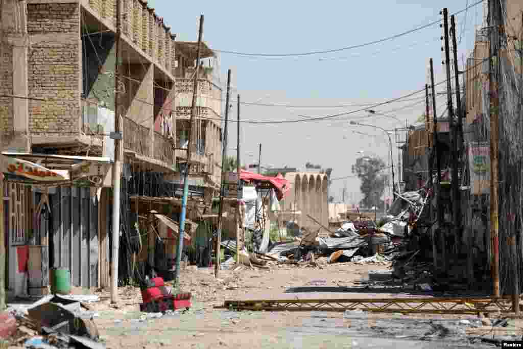 عراقی پولیس کا کہنا ہے کہ داعش کے جنگجو شہر کے قدیم حصے کی تنگ گلیوں میں مبینہ طور پر موٹرسائیکل سوار خودکش بمباروں کو استعمال کر رہے ہیں۔