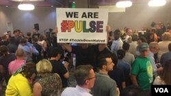 Doa bersama di Pusat LGBTQ di Southern Nevada, Las Vegas, sebagai respon atas penembakan di Orlando, Florida. (VOA/K. Farabaugh)