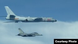 台湾战机2017年7月20日在中国轰六机左边贴近飞行（台湾国防部提供）