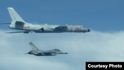 台湾战机2017年7月20日在中国轰六机左边贴近飞行（台湾国防部提供）