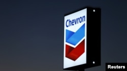 Cartel de una gasolinera Chevron en Cardiff, California. REUTERS/Mike Blake/Foto de archivo