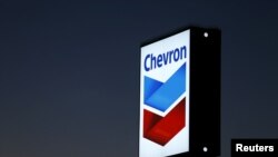 ARCHIVO - El logotipo de Chevron visto en una de sus instalaciones en California, EEUU.