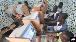 Ivorian youths look at a cyber cafe in Abidjan at the country's Independent Electoral Commission website (file photo)