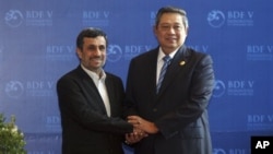 Presiden Iran Mahmoud Ahmadinejad bersalaman dengan Presiden Susilo Bambang Yudhoyonosaat bertemu di Bali Democracy Forum, Nusa Dua. (AP/Firdia Lisnawati)