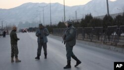 پس از وقوع دو حملۀ انتحاری، قوای امنیتی افغان سرک دارالامان را مسدود کردند