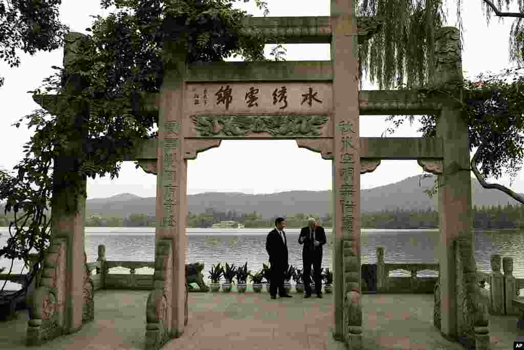 2006年9月19日，美国财政部长保尔森和中共浙江省委书记习近平在杭州西湖旁边刘庄的 &ldquo;水秀云锦&rdquo;牌坊下散步