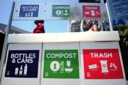 Tempat pembuangan sampah yang terpisah: untuk daur ulang botol dan kaleng, kompos, dan sampah lainnya di Summer X Games, di luar Gedung Staples Center, pusat kota Los Angeles, 28 Juli 2011. (AFP/Robyn Beck).