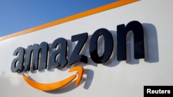 El logotipo de Amazon se ve en el centro logístico de la compañía en Boves, Francia. 