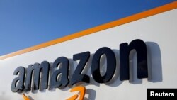 El logotipo de Amazon se ve en el centro logístico de la compañía en Boves, Francia, el 8 de agosto de 2018. REUTERS 