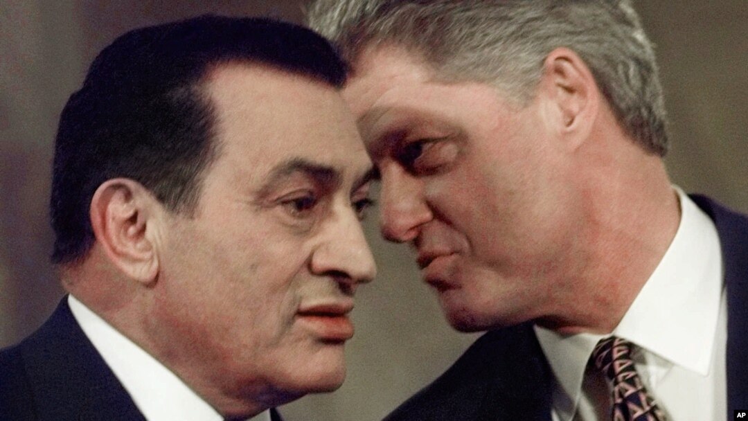 I bubamfu, Perezida Hosni Moubarak na Bill Clinton (i buryo) yahoze ari perezida w'Amerika bari mu kiganiro n'abamenyeshamakuru mu ngoro ya Perezida w'Amerika. Hari igenekerezo rya 10 ukwezi kwa gatatu 1997