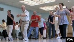 Los movimientos reproducen los ejercicios normalmente practicados desde hace siglos por el Tai Chi.