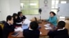 资料照：中国江苏省常州市牛津国际公学常州学校的教师在给学生们上课。（2013年1月10日）