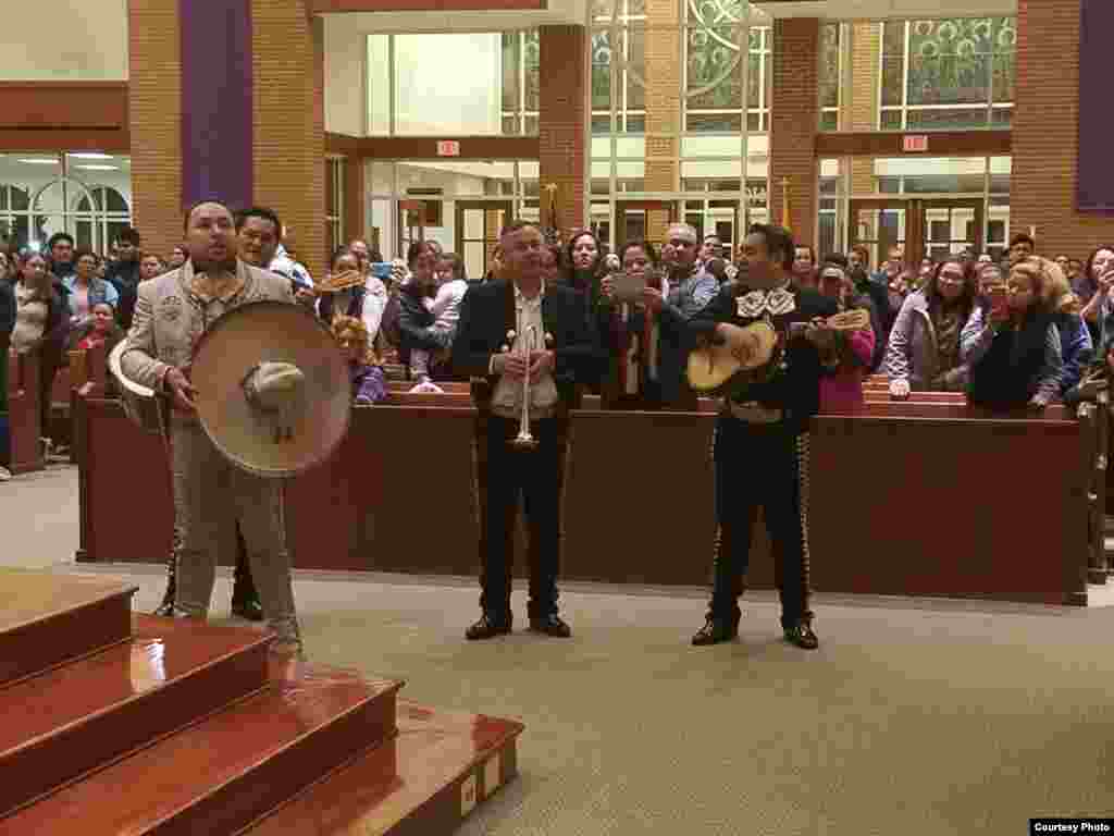 Mariachi toca canciones para la Virgen de Guadalupe en Virginia, el 12 de diciembre, 2018.&nbsp; Foto: Mitzi Macias- VOA