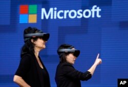 Anggota tim desain di Cirque du Soleil mendemonstrasikan penggunaan perangkat HoloLens Microsoft dalam membantu mendesain perangkat secara virtual di konferensi pengembang Microsoft Build 2017 di Seattle. (Foto: AP)