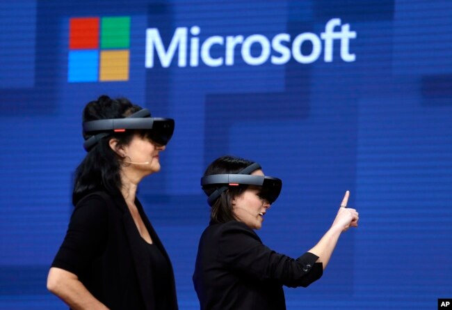 Anggota tim desain di Cirque du Soleil mendemonstrasikan penggunaan perangkat HoloLens Microsoft dalam membantu mendesain perangkat secara virtual di konferensi pengembang Microsoft Build 2017 di Seattle. (Foto: AP)