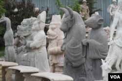 大量神兽在中国雕刻之乡河北曲阳等待出售。（美国之音 东方拍摄）
