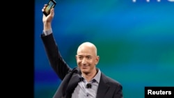 Amazon CEO Jeff Bezos shows off the new 'Fire' smartphone at a news conference in Seattle, Washington, June 18, 2014. 