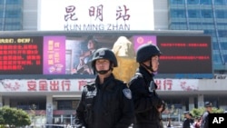 1일 중국 윈난성 쿤밍역에서 괴한들의 무차별 칼부림으로 30여명이 사망한 가운데, 2일 무장경찰이 주변 지역을 통제하고 있다.