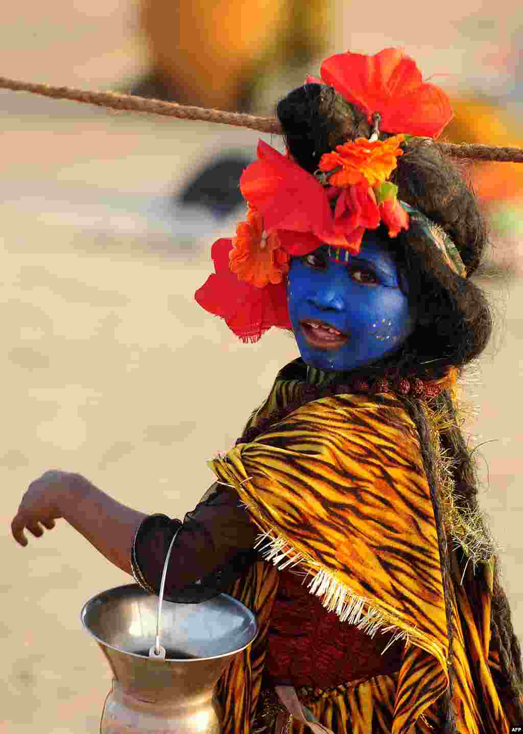 一個打扮成濕婆的印度男孩在印度阿拉哈巴德的貢珀梅納節上張望。